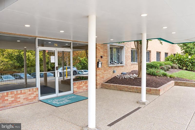 750 S Dickerson St #402, Arlington, VA 22204