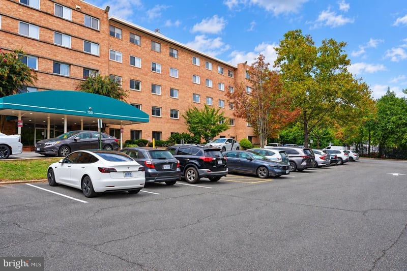 750 S Dickerson St #402, Arlington, VA 22204
