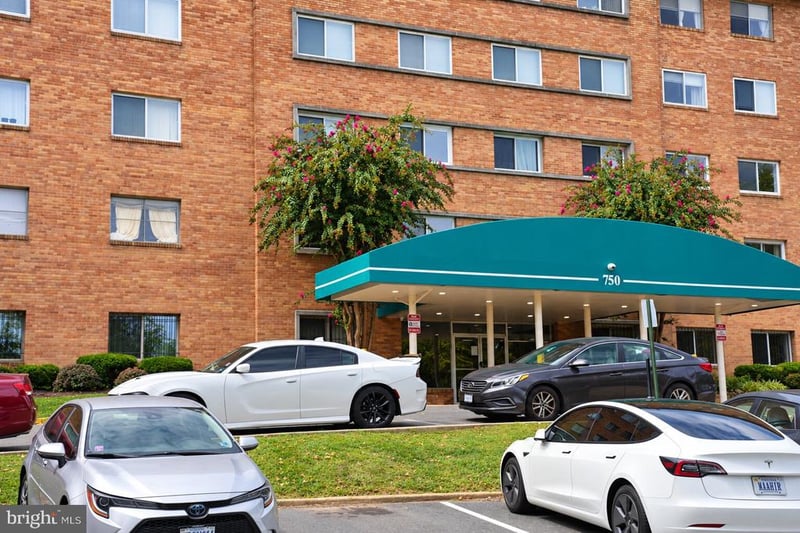 750 S Dickerson St #103, Arlington, VA 22204