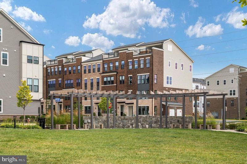 13704 Aviation Pl, Herndon, VA 20171