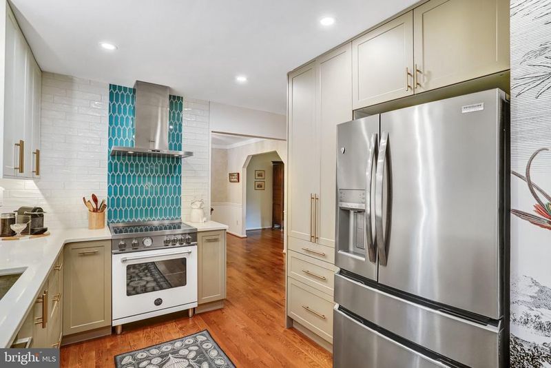 44 Acorn Ct, Sterling, VA 20164