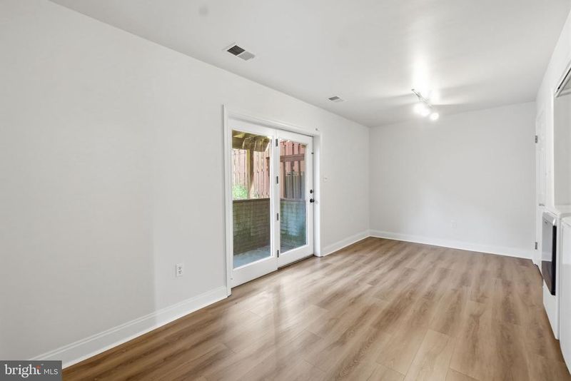 18 Victoria Sq, Frederick, MD 21702