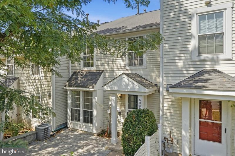 6008 Havener House Way, Centreville, VA 20120