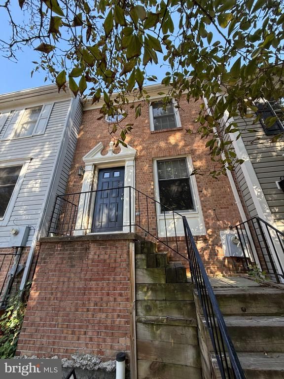 5003 9th St S, Arlington, VA 22204