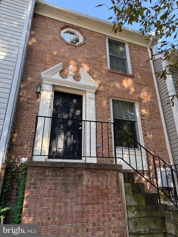 5003 9th St S, Arlington, VA 22204
