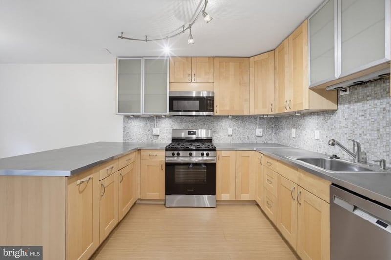 1657 Parkcrest Cir #201, Reston, VA 20190