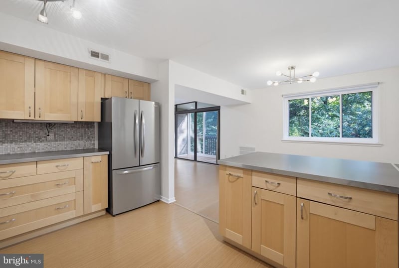 1657 Parkcrest Cir #201, Reston, VA 20190