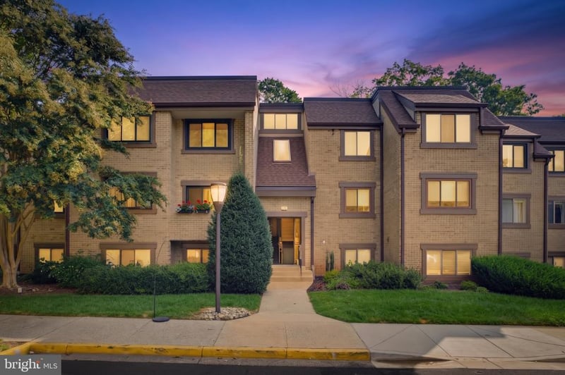 1657 Parkcrest Cir #201, Reston, VA 20190