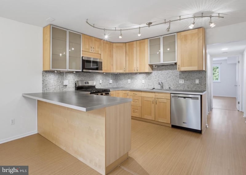 1657 Parkcrest Cir #201, Reston, VA 20190