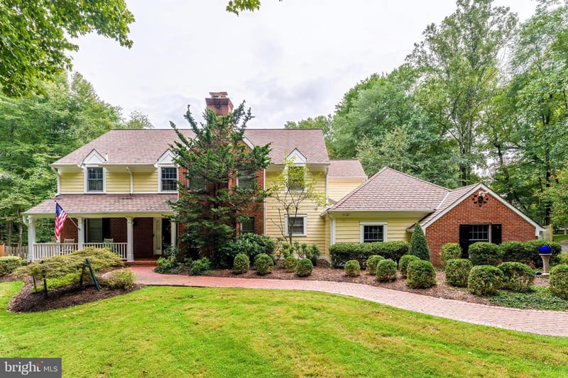 9709 Arnon Chapel Rd, Great Falls, VA 22066