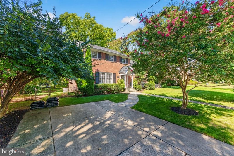 9906 Holmhurst Rd, Bethesda, MD 20817