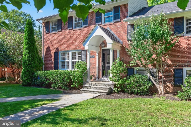 9906 Holmhurst Rd, Bethesda, MD 20817