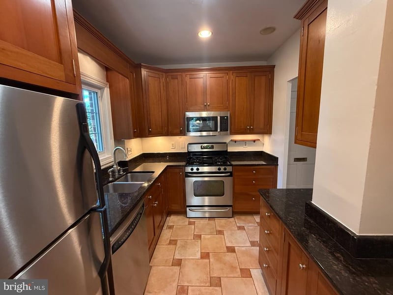 3500 Martha Custis Dr, Alexandria, VA 22302
