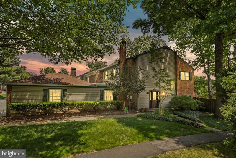 1024 Moorefield Hill Pl SW, Vienna, VA 22180