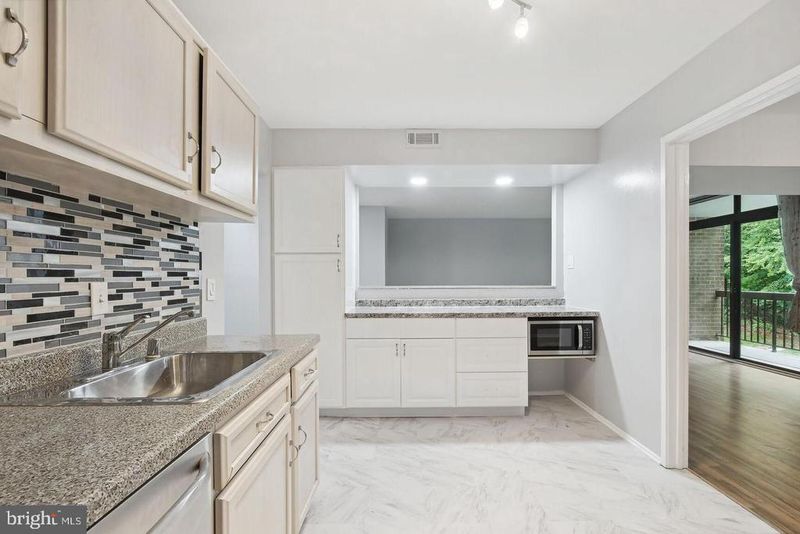 1635 Parkcrest Cir #8D/201, Reston, VA 20190