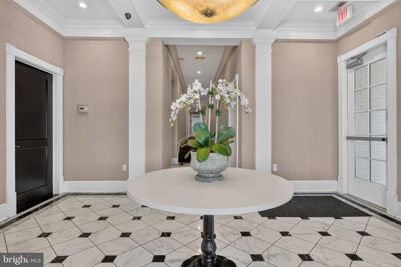 900 N Washington St #302E, Alexandria, VA 22314