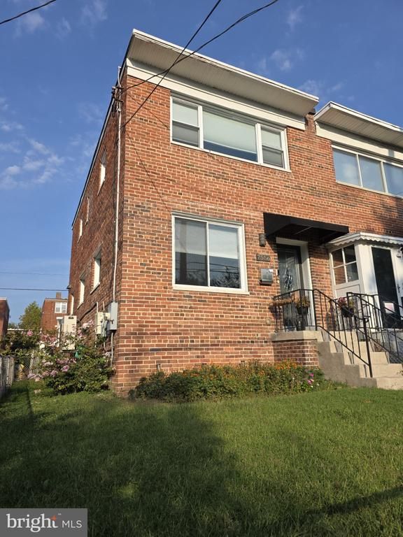 7556 8th St NW, Washington, DC 20012