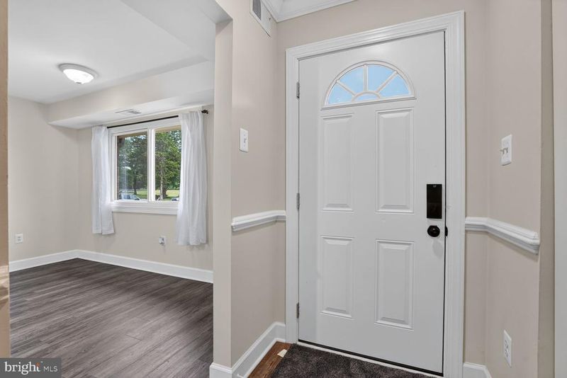 858 Dogwood Ct, Herndon, VA 20170