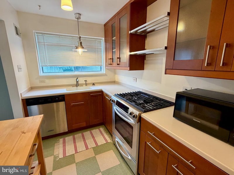 10506 Weymouth St #204, Bethesda, MD 20814