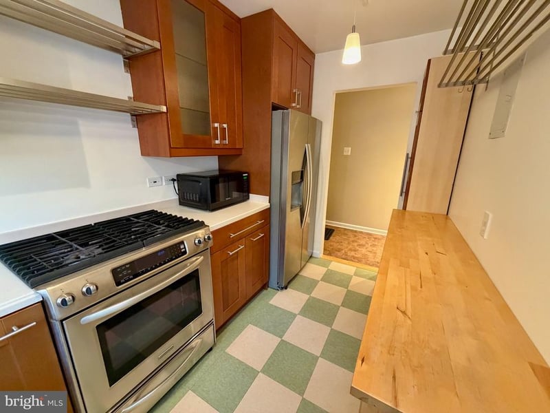 10506 Weymouth St #204, Bethesda, MD 20814