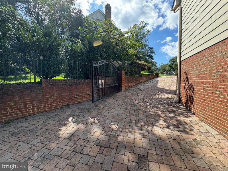 1900 Ancilla Ct, Alexandria, VA 22307