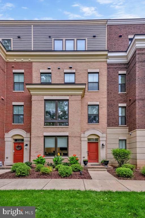 518 Harborview Dr, Oxon Hill, MD 20745