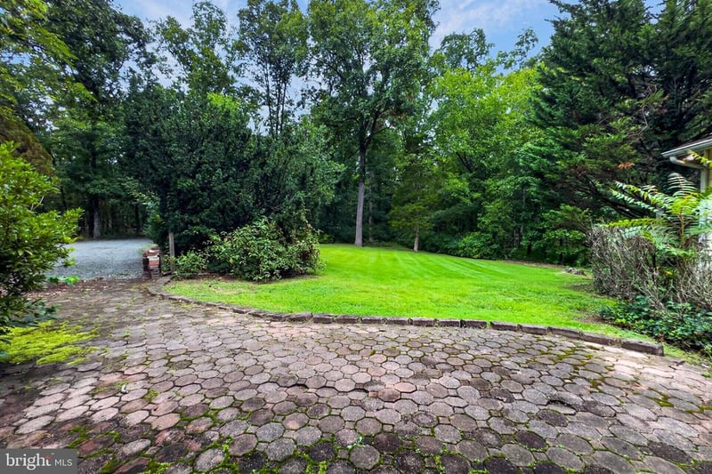7408 Bull Run Dr, Centreville, VA 20121