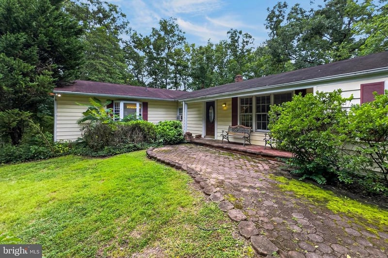 7408 Bull Run Dr, Centreville, VA 20121