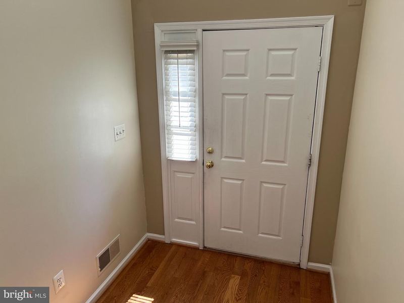 8818 Royal Doulton Ln, Fairfax, VA 22031