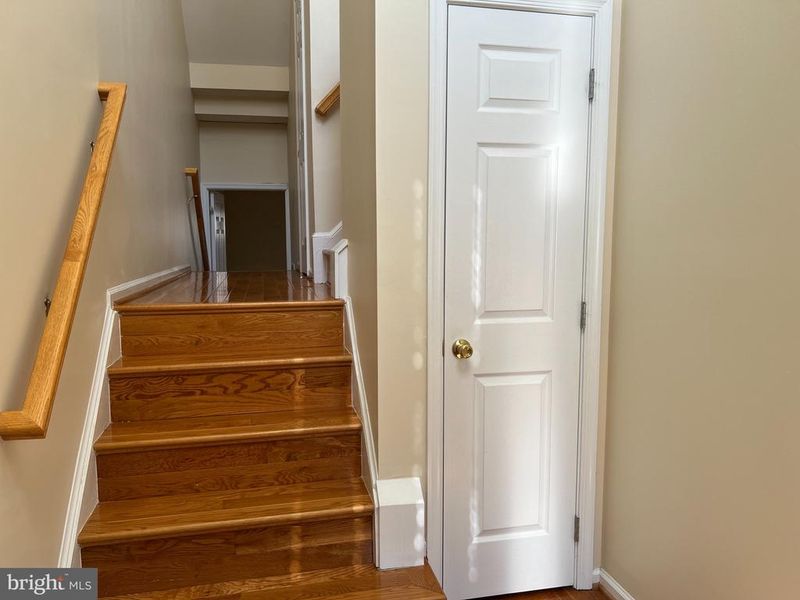 8818 Royal Doulton Ln, Fairfax, VA 22031