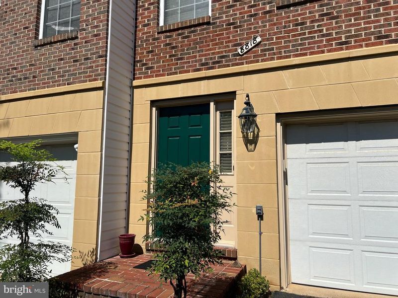 8818 Royal Doulton Ln, Fairfax, VA 22031