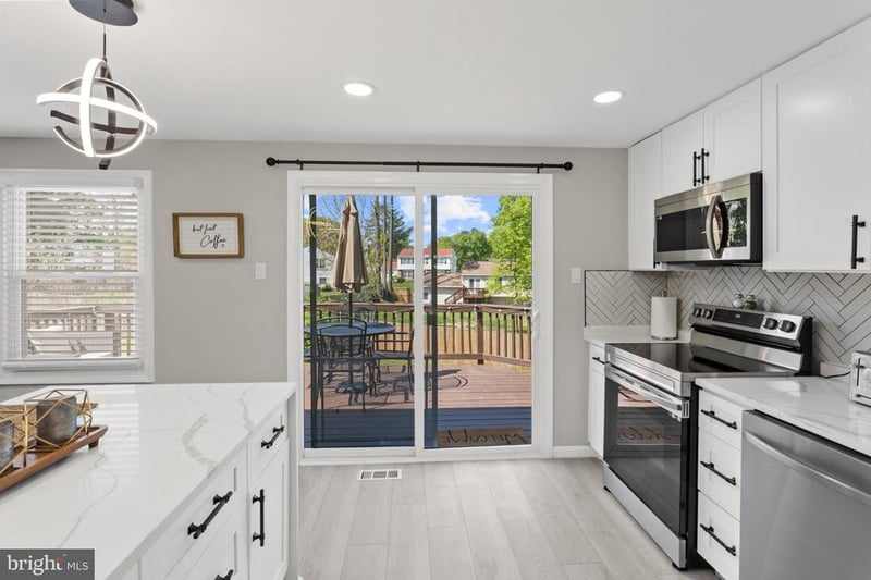 2592 Viking Dr, Herndon, VA 20171