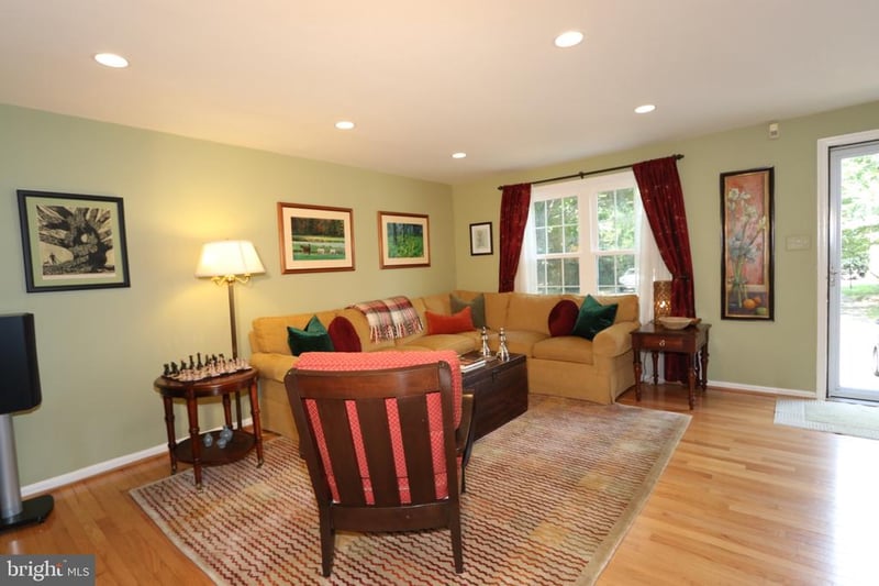 9041 White Rose Ln, Fairfax, VA 22031