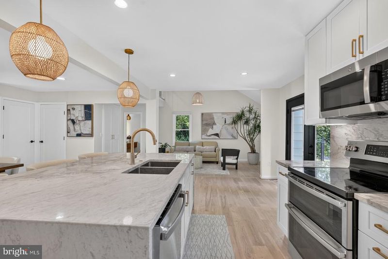 7411 Crestberry Ln, Bethesda, MD 20817