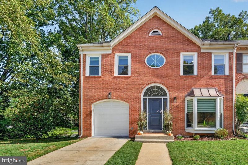 7411 Crestberry Ln, Bethesda, MD 20817