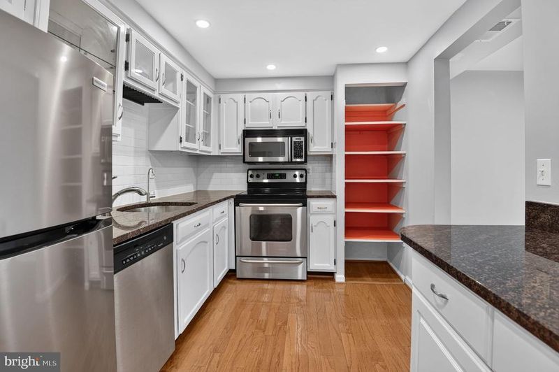 7621 Tremayne Pl #307, Mclean, VA 22102