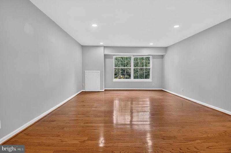 7621 Tremayne Pl #307, Mclean, VA 22102