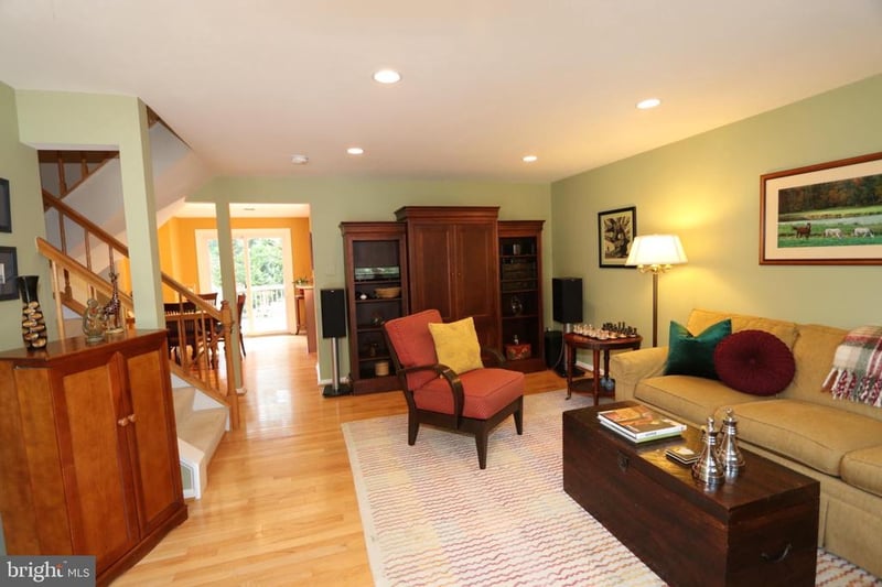 9041 White Rose Ln, Fairfax, VA 22031