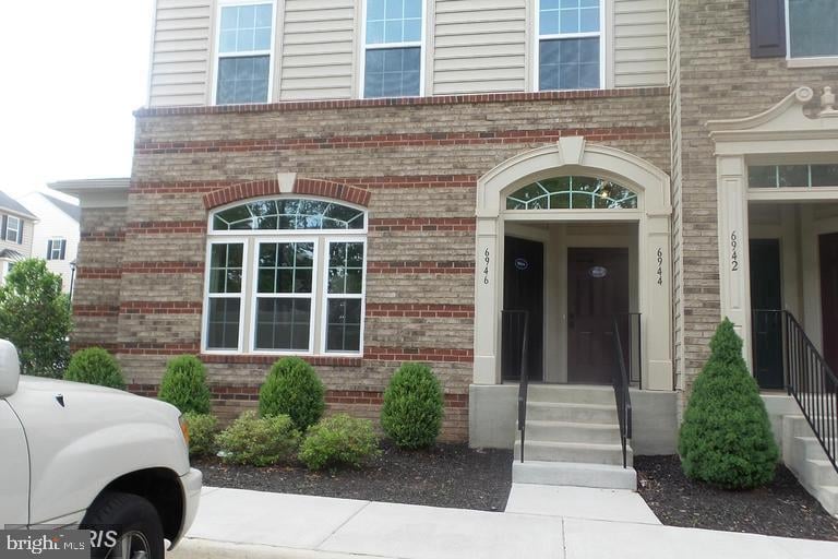 6946 Kona Dr, Gainesville, VA 20155