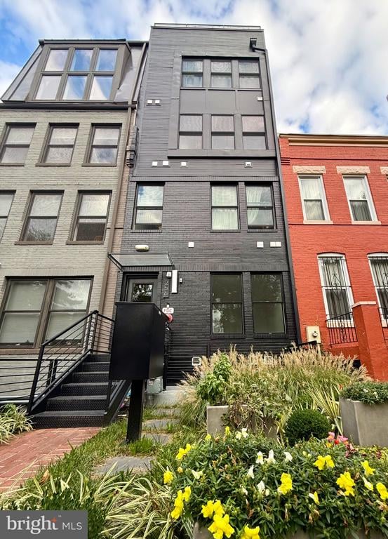 256 SE 15th St SE #1, Washington, DC 20003