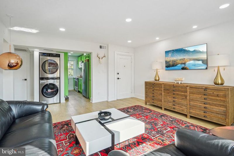 6184 Greenwood Dr #302, Falls Church, VA 22044