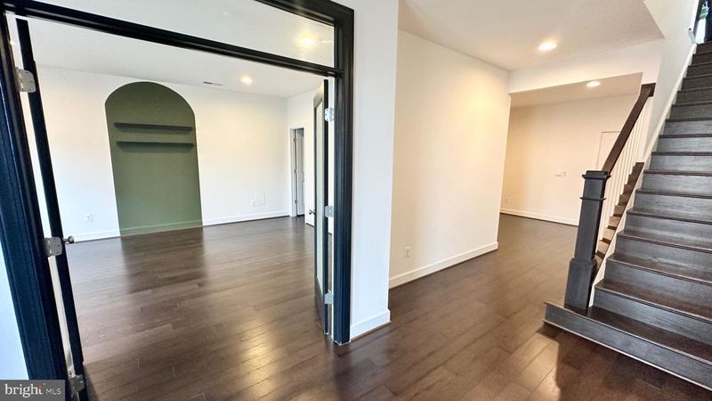 20265 Oak Bluff Dr, Ashburn, VA 20147
