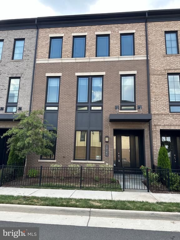 20265 Oak Bluff Dr, Ashburn, VA 20147