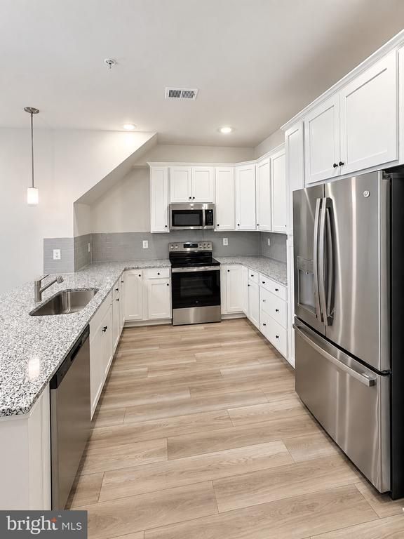 42635 Darala Dr, Ashburn, VA 20147