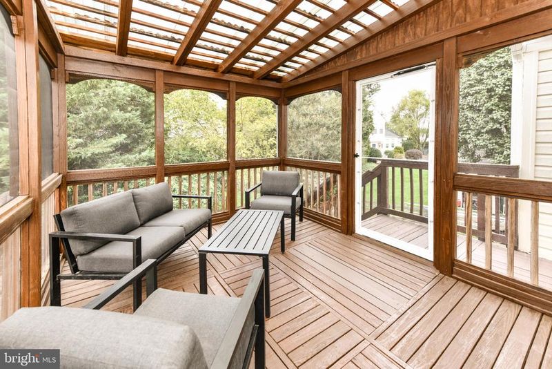 56 Mcpherson Cir, Sterling, VA 20165