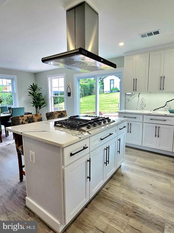 6065 Munson Hill Rd, Falls Church, VA 22044