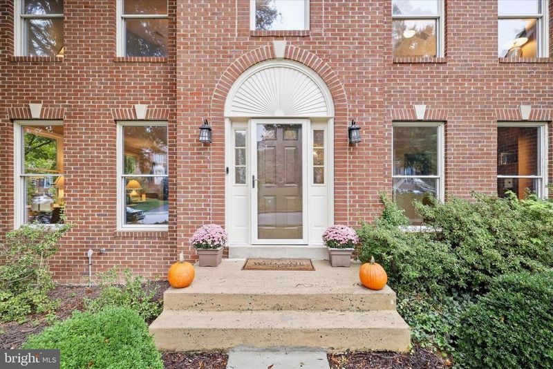 9005 Shadybrook Dr, Frederick, MD 21701