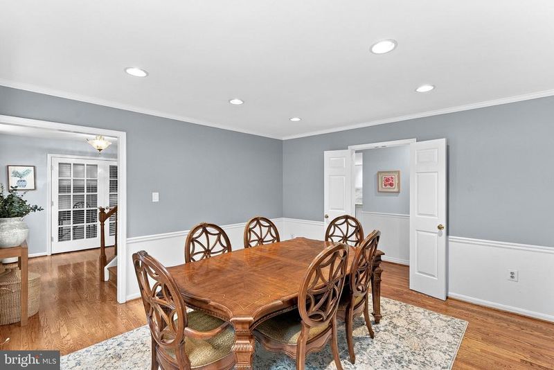 121 Regina Dr, Sterling, VA 20165