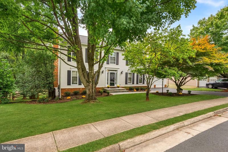 121 Regina Dr, Sterling, VA 20165