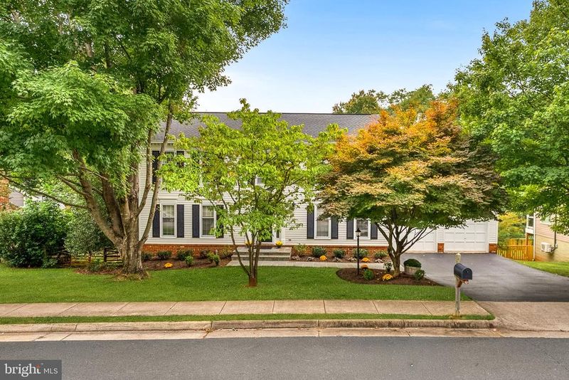 121 Regina Dr, Sterling, VA 20165